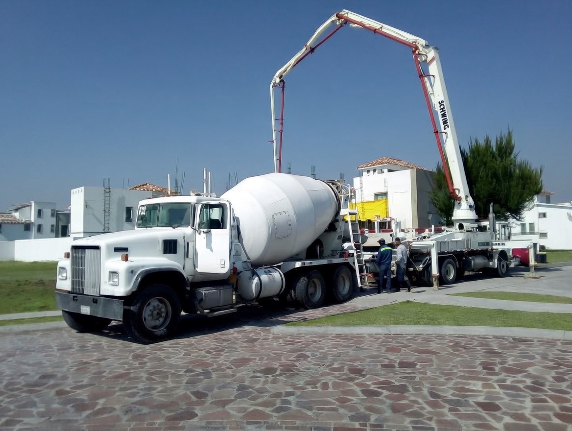 Camión revolvedor de concreto premezclado entregando en obra